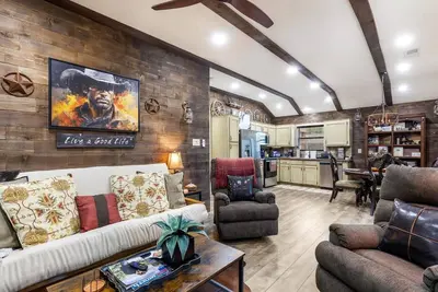 Image de Stockyards 5 mins! -New! -Sleeps 8. Cowboy Bungalow, Tcu close by
