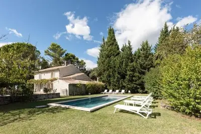Image de Mas piscine chauffée\/jacuzzi entouré de vignes