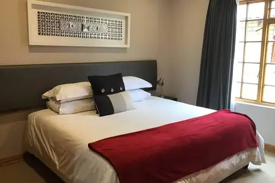 Image de Maison de ville confortable de 2 chambres à coucher, Netflix, parking privé, excellent emplacement !