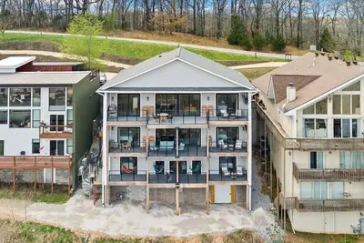 Sunrise Glory - Perfect Patio & Views - Sleeps 15