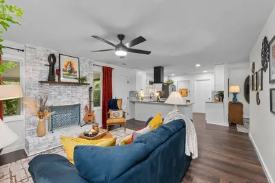 Image de 4 bedroom, 2 bathroom home with partially fenced backyard that allows pets