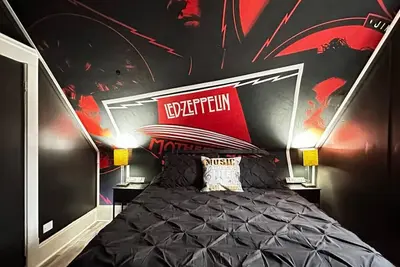 Image de Rock 'n' Roll Haven | Themed | Sleeps 6