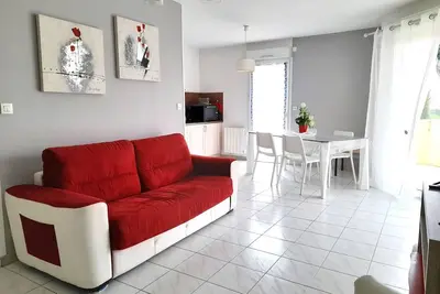 Image de Appartement charmant près de la plage avec garage et terrasse - Idéal pour famille et amis