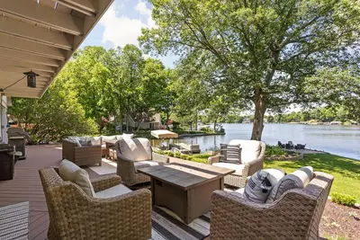 Image de Luxury Waterfront Lakehouse-Views from every bedroom 🦆