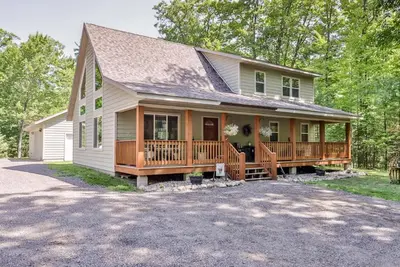 Image de Lucky Bass Retreat | Lake Access, Game Room, Bikes, Big Yard, Firepit, Ac