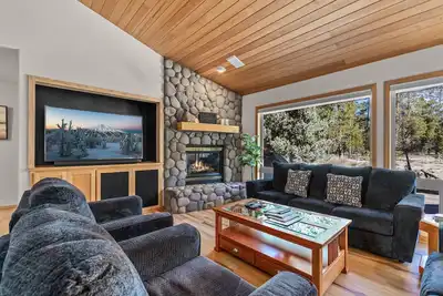 Image de New! Next to Deschutes National Forest- Sharc Passes ~ Private Hot Tub
