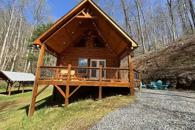 Image de Enjoy the peaceful scenery at this beautiful, wooded cabin!