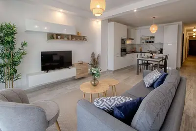 Image de Bright 2 Bedroom 2 Bathroom Apartment close to sea