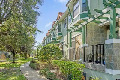 Image de Summertime Magic ☀️ Renovated Townhome by Disney!