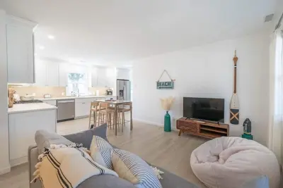 Image de Modern, open plan beach house - 2 blocks to the bay beach, pet friendly