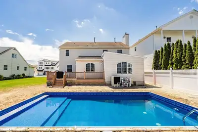 Image de San65 | New everything! Custom 6br 3ba home, close to it all with private pool, pets!