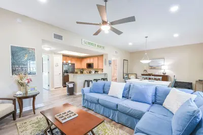 Image de Spacious Stylish Condo Steps Away From Resort Pool Deck and Bar!