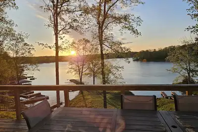 Image de New! Modern! Fire Pit! Paddle Boards! 5 Bedrooms! On the water! Boat Dock!