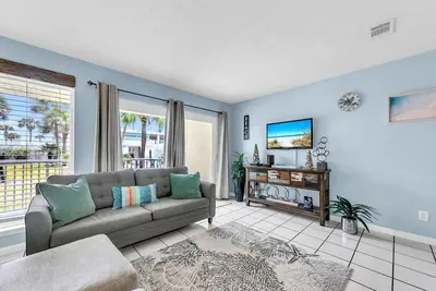 Image de 🌟  50Ft from Beach Access- Pool View- Budget Friendly- 1br Nautical Watch E-3🌟
