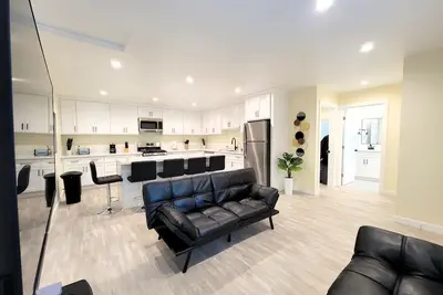 Image de Newly built 2 bedroom Adu near Beverlywood. 5 minutes to Rodeo Drive!