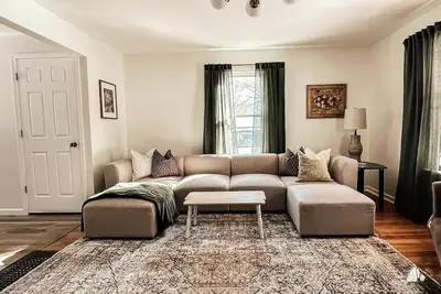 Image de 3 Bed / 3 Bath 1f/2h Cozy Village Bungalow - Centrally Located, Renovated Home