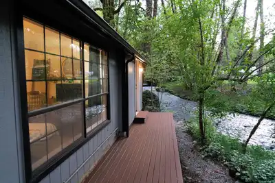 Image de Creekside Bigfoot Bungalow — Nature Lover’s Paradise