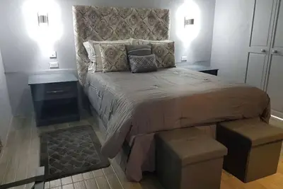 Image de Almond Tree Studio - Modern A\/C Apartment w\/2 Queen beds in St. James