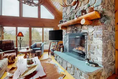 Image de Dog-friendly lodge, huge Sunday River view, game room & firepit