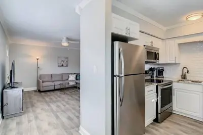 Image de Gorgeous Beach and Downtown Pad! \n