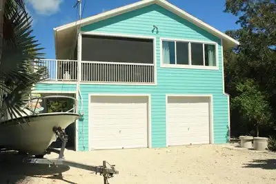 Image de 3 Bedroom 2 Bath Canal front home with Great Boating