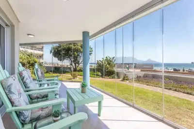 Image de Spacious beachfront apartment with stunning views