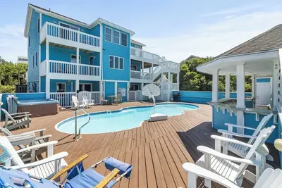 Image de Pet-friendly oceanside home ocean & sound views, pool, hot tub, rec room & more