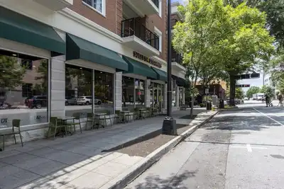 Image de Chic 2br Apt, Steps from N Main St, Balcony View\n