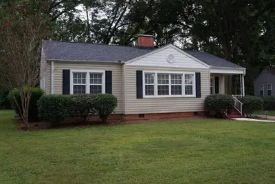 Image de Creekside Cottage - Remodeled Mid-20th Century home in downtown Sylacauga area!