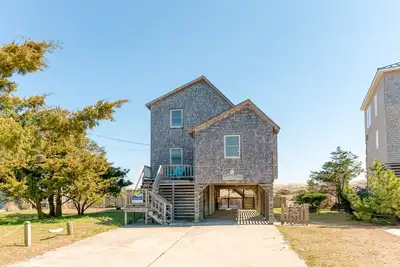 Image de Beautifully updated classic Obx oceanfront, just steps from the beach!