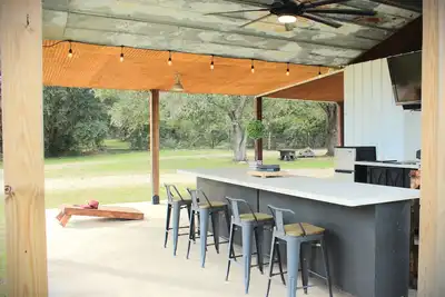 Image de Lucille's Place with outdoor kitchen and country views