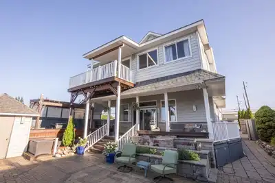 Image de Welcome to Blue Heaven, your exquisite lakeside retreat nestled along Lake Erie!