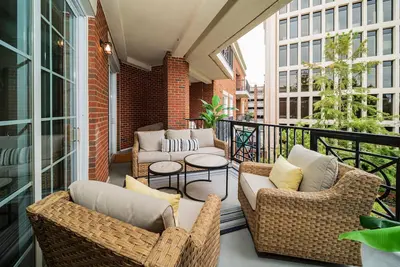 Image de Luxe 2br/2ba Condo 1 Block from Main St w/ Balcony