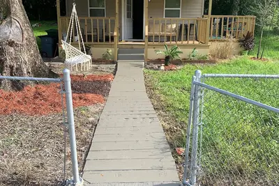 Image de Clean & Cozy 2-bedroom with sleeper sofa, parking available for boats or RVs.