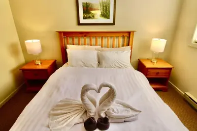 Image de Hotel-Style Studio Suite | Hot Tub | Sauna | Bbq