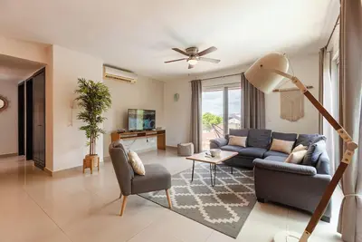Image de Penthouse - 3 Bedrooms - 2 Bathrooms - Second level - Downtown - Parking - Pool