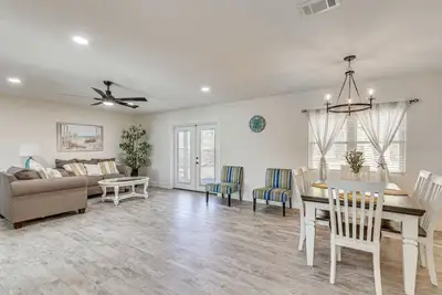 Image de Modern Pensacola Home ~ 6 Mi to Beach!