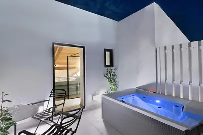 Image de Lovely Athens Apartment | 1 Bedroom | Apartment Makarov | Furnished Balcony and Terrace | Outdoor Hot Tub | Athinaidos Aside