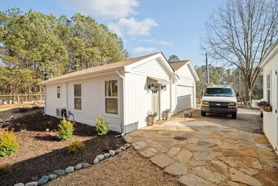 Image de Little White Cozy Cottage