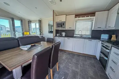 Image de Superb 6 berth caravan at Broadland Sands Holiday Park in Suffolk ref 20025cf