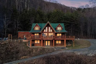 Image de Mountaintop Cabin - Hot Tub + Game Room + Fire Pit