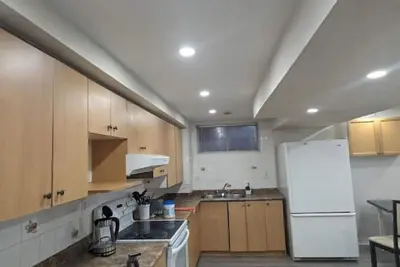 Image de 2 Bedroom big basement apartment near airport\n