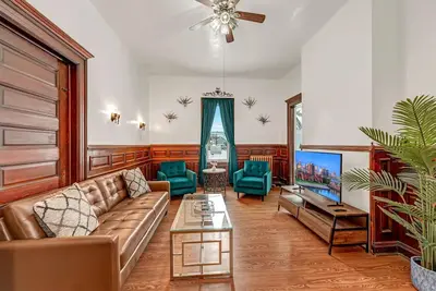 Image de Spacious Getaway, Backyard & Parking • Sleeps 6