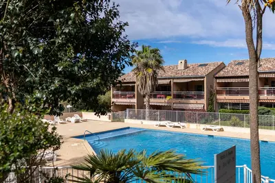 Image de charme logement piscine terrasse
