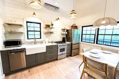 Image de Renovated! Hot Tub! Cabin 1! Right off the Brpw!