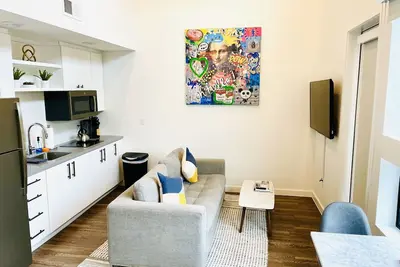 Image de New Cozy Downtown East Austin Condo - Prime Location! 10 min walk to Rainey St