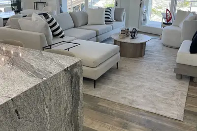 Image de Re-imagined beach house steps from the beach sleeps 12\nTotal renovation 2024