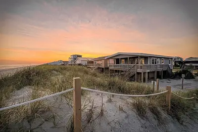Image de Salt Life - charming oceanfront cottage! Steps to the beach!