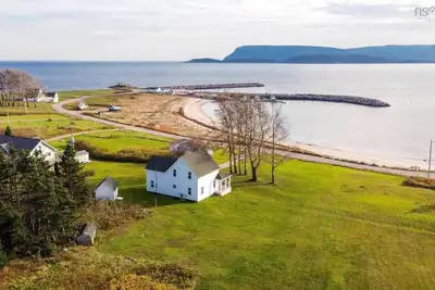 Image de Maude's Place. Idyllic seaside property in beautiful Ingonish, Cape Breton.