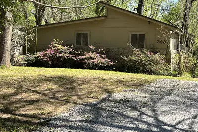 Image de Cozy family fish camp on the Little Red River, a premier trout fishing stream!